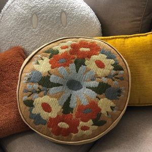 Beautiful 1970’s flower power needlepoint throw pillow